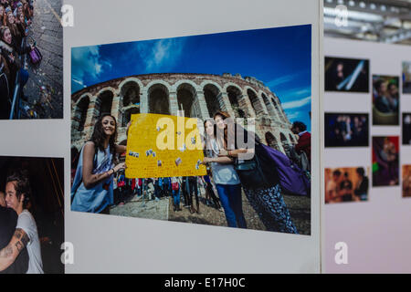 Turin, Italie. 25 mai, 2014. On l'appelle 'You & I', comme le titre du dernier single, l'exposition photographique de la bande une direction, qui a eu lieu à la galerie 8 à Turin. Considérées comme une invitation à engager de nouveaux fans, amis, intéressés à entrer dans la 1D de la famille. Une Direction (souvent initialisés en 1D) sont une bande de garçon pop English-Irish basé à Londres, composé de Niall Horan, Zayn Malik, Liam Payne, Harry Styles et Louis Tomlinson. Crédit : Elena Aquila / Pacific Press/Alamy Live News Banque D'Images