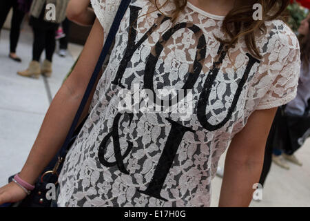 Turin, Italie. 25 mai, 2014. Le t-shirt d'un ventilateur, avec les mots "vous et moi" comme le nouveau single de One Direction One Direction (souvent initialisés en 1D) sont une bande de garçon pop English-Irish basé à Londres, composé de Niall Horan, Zayn Malik, Liam Payne, Harry Styles et Louis Tomlinson. Crédit : Elena Aquila / Pacific Press/Alamy Live News Banque D'Images