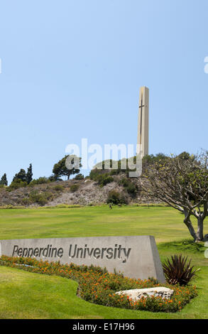 Malibu, Californie, USA. 25 mai, 2014. L'université de Pepperdine est un organisme privé sans but lucratif, la recherche de l'université situé à Malibu, Californie. La Pepperdine 830 acre campus abrite plusieurs disciplines de l'apprentissage supérieur dont le droit, la politique publique et la psychologie, et est affilié à l'Église du Christ. Le marquis et Civic Center Drive Entrée est situé le long d'une grande colline herbeuse et entouré d'un parc naturel en Californie paysage côtier. Californie Le Cerf mulet paît dans l'arrière-plan derrière un marquis béton annonçant ''l'université de Pepperdine, '' en gras, insérer des caractères sans empattement. (Crédit Imag Banque D'Images