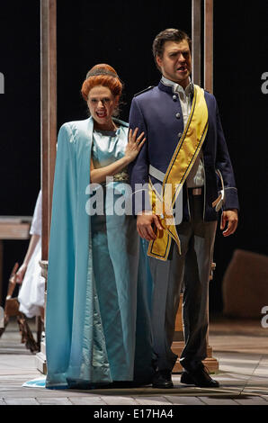 Hambourg, Germaqny. 21 mai, 2014. Le chanteur d'opéra Robin Johannsen (Almira ) et Victor Rud (Fernando) joue sur la scène lors d'une répétition de l'opéra 'Almira' à l'opéra de Hambourg, Germaqny, 21 mai 2014. Les premières d'opéra le 25 mai 2014. Photo : Georg Wendt/dpa/Alamy Live News Banque D'Images