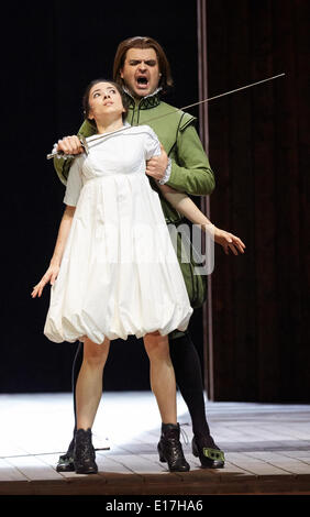 Hambourg, Germaqny. 21 mai, 2014. Le chanteur d'opéra Victor Rud (Fernando) et Sara-Maria Saalmann (Tabarco) joue sur la scène lors d'une répétition de l'opéra 'Almira' à l'opéra de Hambourg, Germaqny, 21 mai 2014. Les premières d'opéra le 25 mai 2014. Photo : Georg Wendt/dpa/Alamy Live News Banque D'Images