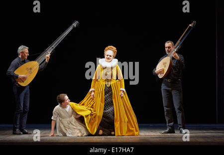 Hambourg, Germaqny. 21 mai, 2014. Interprètes Ulrich Wedemeier opéra (L-R), Kaja Voller (Tabarco), Robin Johannsen (Almira) et Pietro joue sur la scène de la présentation lors d'une répétition de l'opéra 'Almira' à l'opéra de Hambourg, Germaqny, 21 mai 2014. Les premières d'opéra le 25 mai 2014. Photo : Georg Wendt/dpa/Alamy Live News Banque D'Images