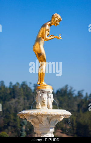 Hearst Castle en Californie. Sculpture d'or d'une princesse holding a couronné le prince grenouille dans la main, sur le point de l'embrasser. Banque D'Images