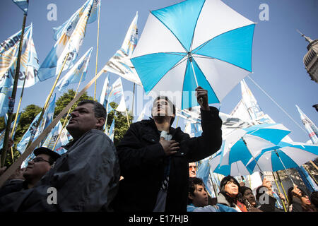 Buenos Aires, Argentine. 25 mai, 2014. Les résidents prennent part à un acte de la commémoration du 204e anniversaire de la "Revolucion de Mayo" à la place de Mayo, à Buenos Aires, capitale de l'Argentine, le 25 mai 2014. Crédit : Martin Zabala/Xinhua/Alamy Live News Banque D'Images