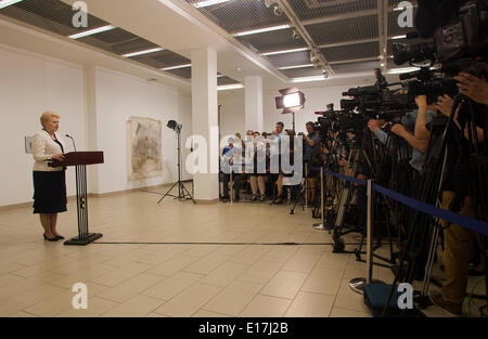 Vilnius. 26 mai, 2014. Le Président de la Lituanie, Dalia Grybauskaite parle au cours d'une conférence de presse à Vilnius, Lituanie le 26 mai 2014. Le Président de la Lituanie, Dalia Grybauskaite a conservé son poste comme elle a battu la candidate social-démocrate Zigmantas Balcytis dans un ruissellement, selon les premiers résultats publiés par la Commission électorale centrale tôt lundi. Credit : Milda/Xinhua/Alamy Live News Banque D'Images