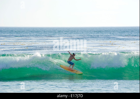 Surfer à Laguna Beach, Californie Banque D'Images