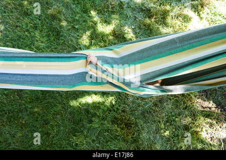 Portrait de petit enfant fille blonde dans un hamac, cour, jardin de l'été Banque D'Images