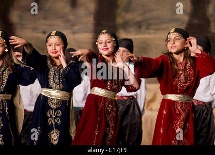 Toronto, Canada. 25 mai, 2014. Les artistes interprètes ou exécutants la danse à la culture du Liban au cours du 29e pavillon Carassauga Festival annuel des cultures à Mississauga, Ontario, Canada, le 25 mai 2014. A débuté le vendredi, cet événement de trois jours donne aux visiteurs la possibilité de voyager dans plus de 70 pays et régions sans quitter la ville en un week-end. Credit : Zou Zheng/Xinhua/Alamy Live News Banque D'Images