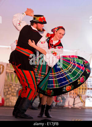 Toronto, Canada. 25 mai, 2014. Les artistes interprètes ou exécutants la danse à la culture de la Pologne au cours du 29e pavillon Carassauga Festival annuel des cultures à Mississauga, Ontario, Canada, le 25 mai 2014. A débuté le vendredi, cet événement de trois jours donne aux visiteurs la possibilité de voyager dans plus de 70 pays et régions sans quitter la ville en un week-end. Credit : Zou Zheng/Xinhua/Alamy Live News Banque D'Images