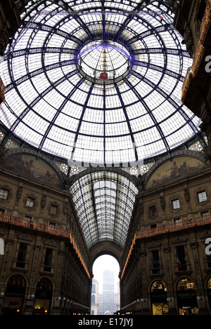 Milan, Italie, Europe - 12 juillet 2013 : vue intérieure de la populaire Milan - Galleria Vittorio Emanuele II Banque D'Images