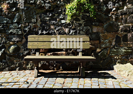 Banquette bois vieux contre mur de pierre, l'Allemagne, de l'Europe. Banque D'Images