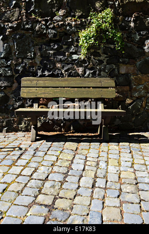 Banquette bois vieux contre mur de pierre, l'Allemagne, de l'Europe. Banque D'Images