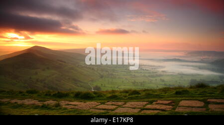 Le Grand Ridge sur Mam Tor au-dessus de la vallée de l'espoir près de Castleton au lever du soleil, Peak District, Derbyshire, Royaume-Uni Banque D'Images