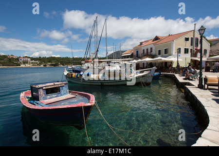 Village de Fiskardo, Céphalonie. Vue pittoresque de bateaux de pêche grec amarré au port de Fiskardo. Banque D'Images