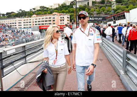 Monte Carlo, Monaco. 25 mai, 2014. Sport Automobile : Championnat du Monde de Formule 1 de la FIA 2014, Grand Prix de Monaco, # 99 Adrian Sutil (GER, Sauber F1 Team) et sa petite amie Jennifer Becks (GER) : dpa Crédit photo alliance/Alamy Live News Banque D'Images