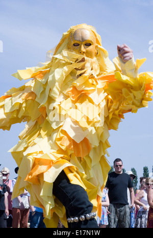 Fête médiévale de Tewkesbury, Gloucester UK Juillet 2013 : Bedlam morris dancer in chiffon jaune peignoirs divertit foule Banque D'Images