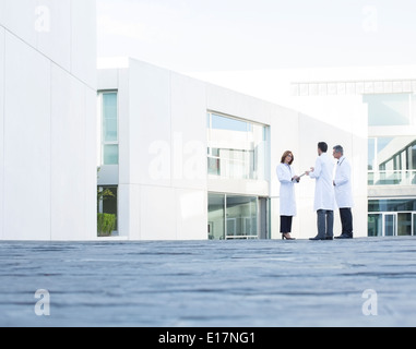 Doctors talking on rooftop Banque D'Images