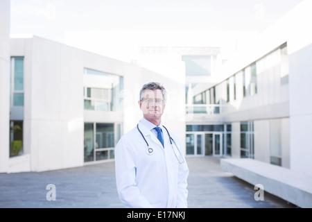 Portrait of smiling doctor sur toit Banque D'Images