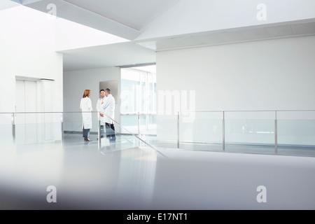 Doctors talking in hospital corridor Banque D'Images