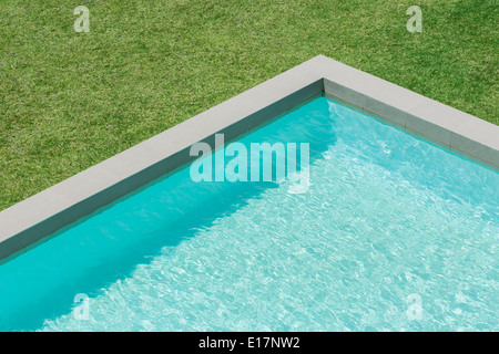 Le Sunny view of swimming pool in backyard Banque D'Images