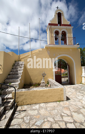 Village de Fiskardo, Céphalonie. L'entrée aux couleurs vives et clocher de l'église de la Panagia Platytera. Banque D'Images