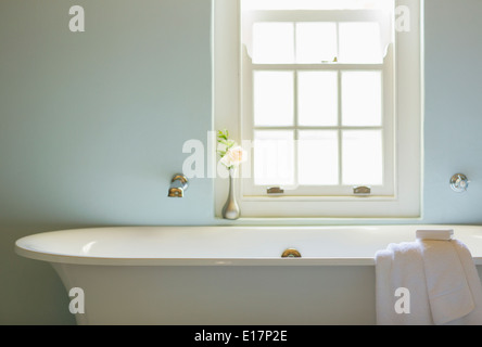 Baignoire profonde en dessous de fenêtre dans salle de bains de luxe Banque D'Images