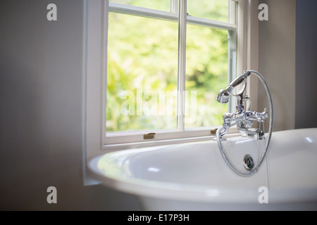 Grande baignoire à fenêtre dans salle de bains Banque D'Images