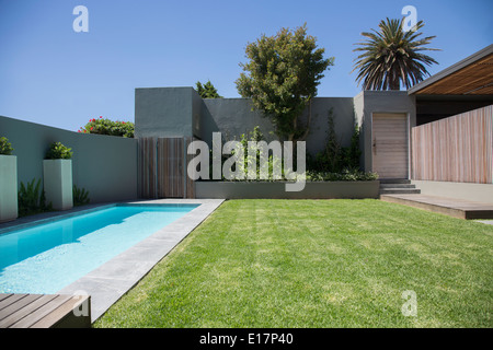 Piscine moderne in backyard Banque D'Images