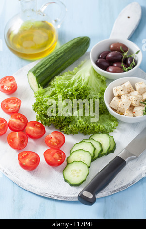 Ingrédients pour salade avec tomates et olives concombre fromage feta Banque D'Images