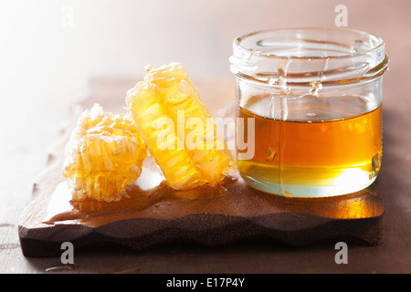 De miel et le miel en pot sur fond de bois Banque D'Images