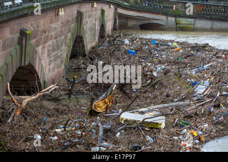 Héroes de débris sur le pont principal à travers le centre de Worcester à l'origine d'inondations dans les environs Banque D'Images