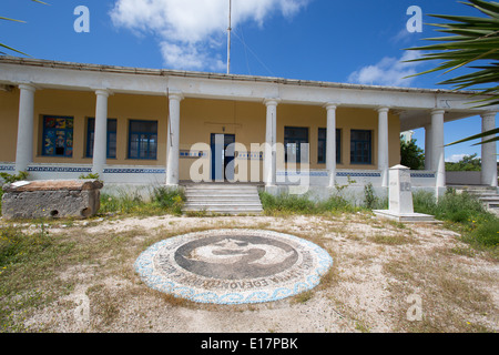 Village de Fiskardo, Céphalonie. Fiskardo et peint de couleurs vives, de l'ancien musée à colonnades situé dans un état. Banque D'Images