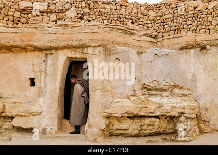 Un berger berbère quitte sa maison troglodyte montagne village berbère de Chenini, habitations troglodytiques Banque D'Images