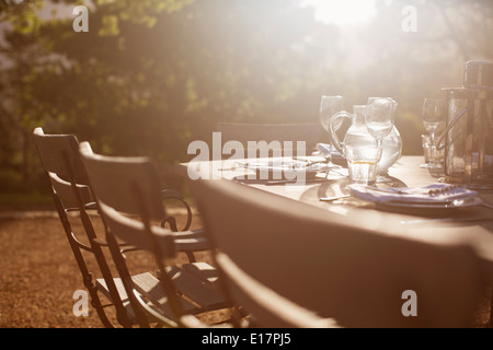 Placez les paramètres sur table patio tranquille ensoleillée Banque D'Images