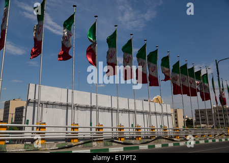 Une ligne de drapeaux iraniens lines une route principale vers Téhéran Banque D'Images
