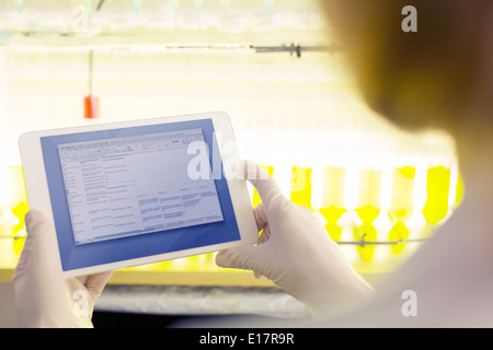 Scientist using digital tablet in laboratory Banque D'Images