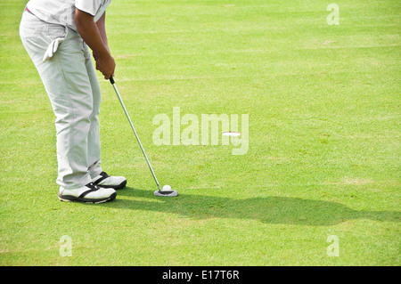 Golfeur sur un green. Banque D'Images