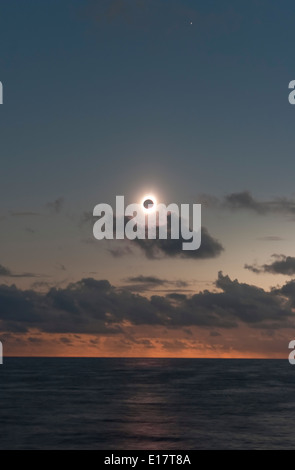 Juillet 21, 2009 l'éclipse totale de près de troisième contact comme les feuilles d'ombre de l'horizon et est sur le point de frapper le soleil venir vers nous Banque D'Images