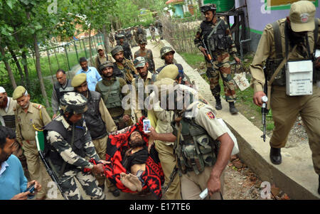 Srinagar, Cachemire sous administration indienne. 26 Mai 2014 : soldats indiens portent le corps de deux rebelles après fusillade dans nowpora village de abc domaine dans le sud du Cachemire d'un gunbattle en Inde - Cachemire contrôlé laissé deux morts suspects rebelles de la police n'a dit ( Crédit : Sofi Suhail/Alamy Live News ) Banque D'Images