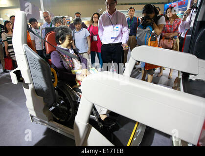 Shanghai, Chine. 26 mai, 2014. Un visiteur tente un véhicule accessible en fauteuil roulant à la 9e Salon International des soins aux personnes âgées, médecine de réadaptation et les soins de santé dans l'est de la Chine, Shanghai, 26 mai 2014. Les soins aux personnes âgées expo le coup d'ici lundi, où plus de 300 entreprises dans le monde ont montré leurs produits. © Ding Ting/Xinhua/Alamy Live News Banque D'Images