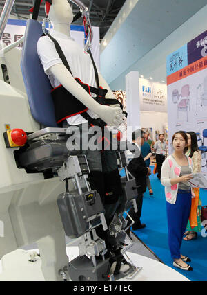 Shanghai, Chine. 26 mai, 2014. Un visiteur consulte une machine pour la réhabilitation de la formation au 9ème Salon International des soins aux personnes âgées, médecine de réadaptation et les soins de santé dans l'est de la Chine, Shanghai, 26 mai 2014. Les soins aux personnes âgées expo le coup d'ici lundi, où plus de 300 entreprises dans le monde ont montré leurs produits. © Ding Ting/Xinhua/Alamy Live News Banque D'Images