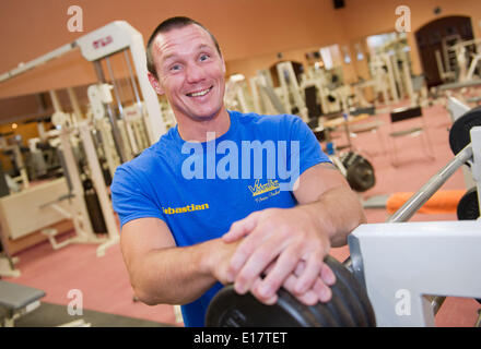 Greifswald, Allemagne. 26 mai, 2014. L'ancien champion du monde de boxe Sebastian Sylvester pose dans la salle de sport Vitalis à Greifswald, Allemagne, 26 mai 2014. Sebastian Sylvester a été élu au conseil de l'arrondissement de Poméranie-occidentale-Greifswald, le 25 mai. Les 33 ans se tenait à l'élection comme une non-partie membre sur la liste de la CDU. Photo : STEFAN SAUER/dpa/Alamy Live News Banque D'Images