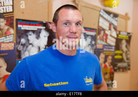 Greifswald, Allemagne. 26 mai, 2014. L'ancien champion du monde de boxe Sebastian Sylvester pose dans la salle de sport Vitalis à Greifswald, Allemagne, 26 mai 2014. Sebastian Sylvester a été élu au conseil de l'arrondissement de Poméranie-occidentale-Greifswald, le 25 mai. Les 33 ans se tenait à l'élection comme une non-partie membre sur la liste de la CDU. Photo : STEFAN SAUER/dpa/Alamy Live News Banque D'Images