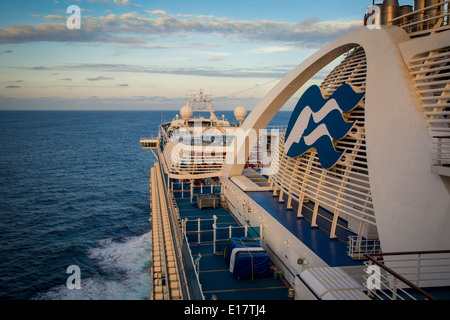 À bord du Emerald Princess au coucher du soleil, en mer dans l'océan Atlantique, Princess Cruise Lines Banque D'Images