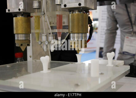 Shanghai, Chine. 26 mai, 2014. Les modèles os créé par l'impression 3D sont mis en évidence lors de la 9e Salon International des soins aux personnes âgées, médecine de réadaptation et les soins de santé dans l'est de la Chine, Shanghai, 26 mai 2014. Les soins aux personnes âgées expo le coup d'ici lundi, où plus de 300 entreprises dans le monde ont montré leurs produits. © Fang Zhe/Xinhua/Alamy Live News Banque D'Images