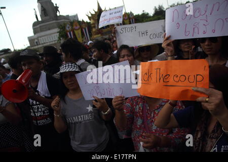 Bangkok, Thjailand. 25 mai 2014. Manifestant leur slogan contient jusqu'au cours d'un centre-ville en images rallly le 25 mai 2014. Plusieurs centaines de manifestants se sont réunis dans le centre de Bangkok, défiant un décret de loi martiale qui interdit l'assemblée publique. L'armée thaïlandaise a pris le pouvoir dans le coup le 22 mai après des mois de manifestations de rue et des troubles politiques. Crédit : John Vincent/Alamy Live News Banque D'Images