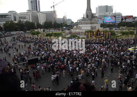 Bangkok, Thjailand. 25 mai 2014. Des manifestants anti-putsch prennent part à un rassemblement au monument de la victoire. Plusieurs centaines de manifestants se sont réunis dans le centre de Bangkok, défiant un décret de loi martiale qui interdit l'assemblée publique. L'armée thaïlandaise a pris le pouvoir dans le coup le 22 mai après des mois de manifestations de rue et des troubles politiques. Crédit : John Vincent/Alamy Live News Banque D'Images