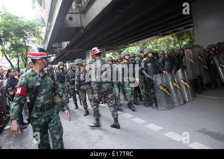 Bangkok, Thjailand. 25 mai 2014. Plusieurs centaines de manifestants se sont réunis dans le centre de Bangkok, défiant un décret de loi martiale qui interdit l'assemblée publique. L'armée thaïlandaise a pris le pouvoir dans le coup le 22 mai après des mois de manifestations de rue et des troubles politiques. Crédit : John Vincent/Alamy Live News Banque D'Images