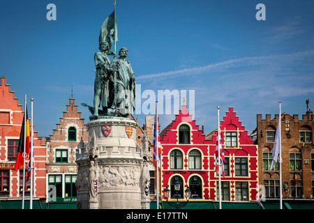 Statue de Jan Breydel et Pieter de Coninck et les bâtiments de la place du marché dans la ville médiévale de Bruges, Flandre occidentale, Belgique Banque D'Images