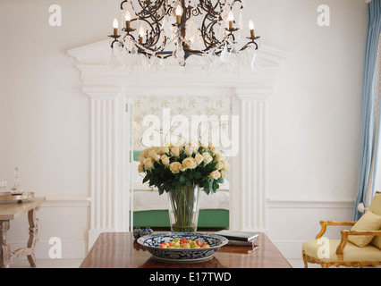 Bouquet de roses chandelier sur table en foyer de luxe Banque D'Images